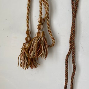 Alzapaños de cortina vintage con borlas y trenzas de maíz dorado del siglo XIX. Tratamiento de ventana exclusivo y ecológico.