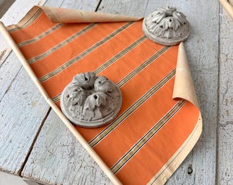 Papel pintado antiguo de 9 pulgadas c1900 con rayas naranjas, diseño de estudio de paredes, estilo victoriano, estilo rústico, estilo castillo destartalado.