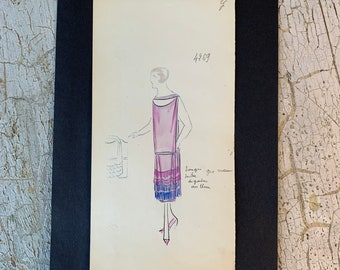 May include: A black and white line drawing of a woman wearing a pink and purple dress with a layered skirt. The drawing is on a white paper with the number 4969 written in the top right corner. The text "longue de mousse faite de grandes fleurs en them" is written in the bottom right corner.