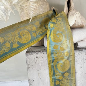 4,86 iarde di tessuto damascato antico in seta blu/verde acqua con bordo intrecciato in oro, stile country francese, materiale tessile patinato