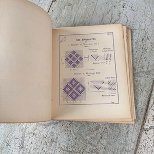 Pode incluir: Uma p&aacute;gina de livro vintage com um diagrama de um padr&atilde;o de tric&ocirc; chamado "Des Brillantes". O padr&atilde;o &eacute; um design em forma de diamante com um esquema de cores roxo e branco. A p&aacute;gina inclui instru&ccedil;&otilde;es para a "Armure et Montage" (armadura e montagem) do padr&atilde;o.