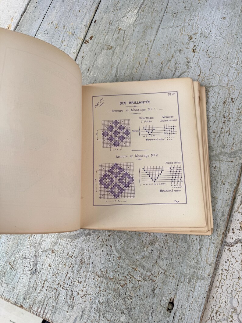 Pode incluir: Uma p&aacute;gina de livro vintage com um diagrama de um padr&atilde;o de tric&ocirc; chamado "Des Brillantes". O padr&atilde;o &eacute; um design em forma de diamante com um esquema de cores roxo e branco. A p&aacute;gina inclui instru&ccedil;&otilde;es para a "Armure et Montage" (armadura e montagem) do padr&atilde;o.
