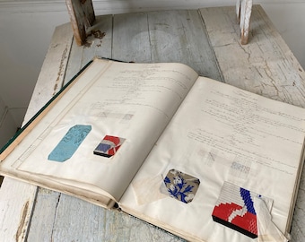 1800 TESSITURA WEAVER'S Textile Campione campione di tessuto storico francese Libro scritto a mano Jacquard Lyon diagrammi lezione STORIA intrecciata Francia