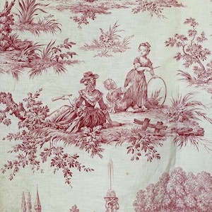 Op de afbeelding: Bordeauxrode en witte toile de Jouy stof met een pastorale scène. De stof heeft een gedetailleerd, herhalend patroon met een klassieke, vintage esthetiek. Het ontwerp omvat figuren, bomen en architecturale elementen.