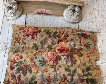 Papel pintado francés antiguo de 15 pulgadas, 1890, con estampado floral de rosas, pátina desgastada, estilo castillo destartalado, casa de campo victoriana, revestimientos de paredes.