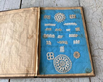 c. 1900 Álbum de muestras de encaje francés antiguo Muestras de encaje de ganchillo Estudio textil Libro Mercerie Referencia de bordado Arte de pared