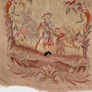 Puede incluir: Un tapiz vintage con una escena pastoral. La obra de arte representa una figura con ropa de época con un bastón, acompañada de un animal, sobre un fondo de follaje y flores. La paleta de colores incluye beige, marrón y toques de rojo.