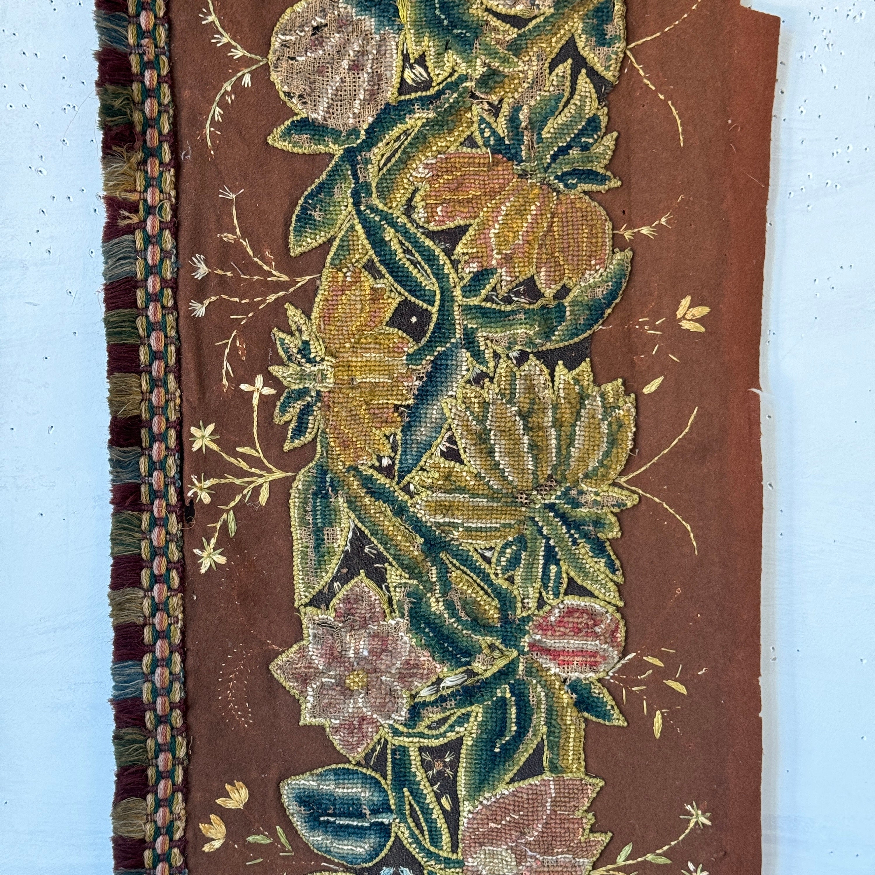 81x12 18世紀フランスの刺繍タペストリー織物、19世紀の追加部分付き