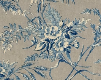 Puede incluir: Un patrón floral vintage en tonos azules y grises sobre un fondo blanco. El patrón presenta flores, hojas y tallos delicados.