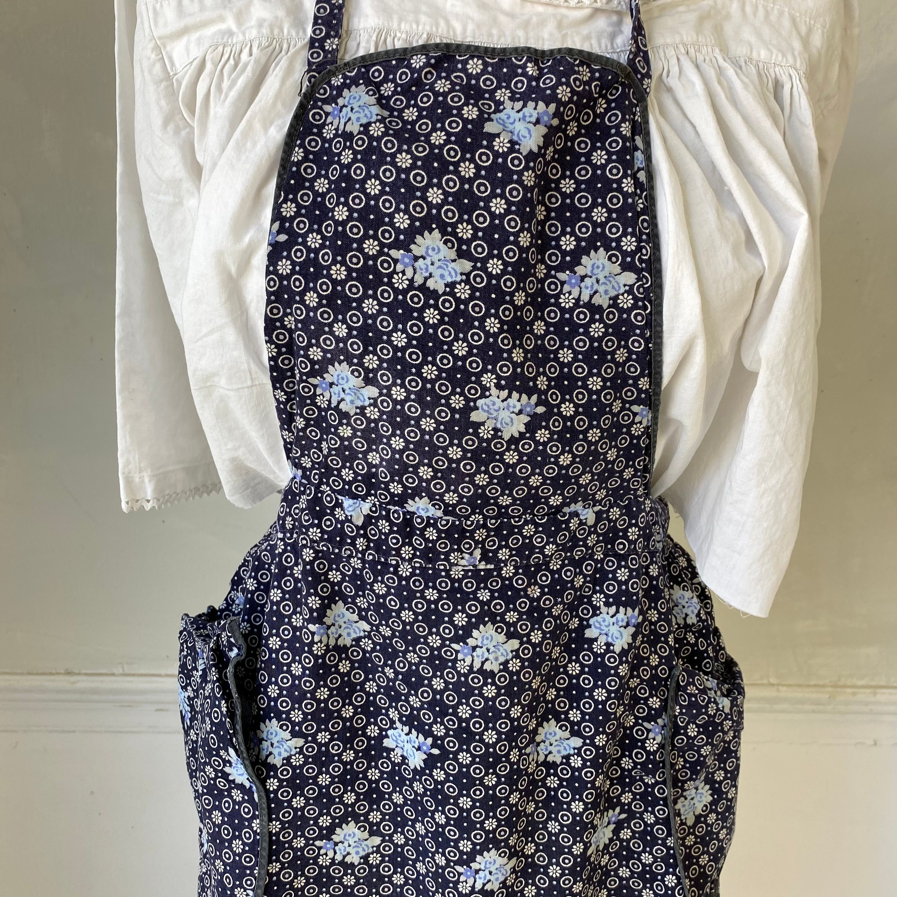 ネイビーブルーのエプロン 花柄エプロン 青い花 1940年代 1950年代の