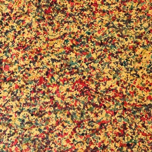 Puede incluir: Primer plano de una superficie texturizada con un patrón moteado. El fondo es de color amarillo claro, y el patrón consiste en pequeñas formas irregulares en rojo, verde y marrón oscuro.