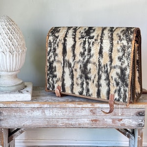 Leopardenfell Französisch 1930er Jahre Wollfilz Leder Rucksack Boho Hippietasche rustikale Dekor antike Schulranzen einzigartige Wandkunst Handarbeit Frankreich