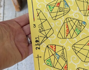 2.2 Papel tapiz vintage amarillo de los años 30 con estampado geométrico en espiral, decoración de paredes rústica de estilo victoriano.