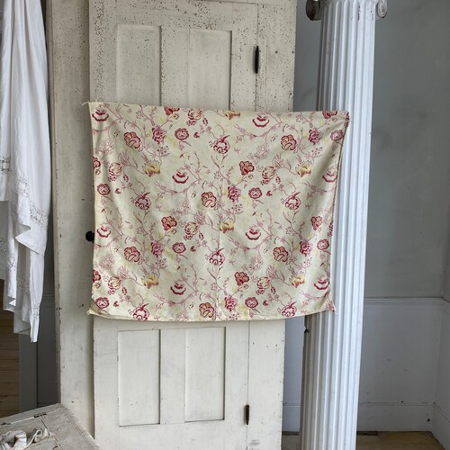 Shops Indienne design yellow + Pink + red weight 1930's cotton Faded floral material