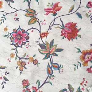Könnte beinhalten: Blumenmuster auf cremefarbenem Hintergrund. Das Design zeigt stilisierte Blumen in Rosa, Rot, Orange, Blau und Gelb, mit grünen und violetten Stielen und Blättern. Der Gesamteindruck ist ein Vintage-Stil mit botanischen Elementen.