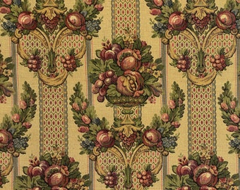 Peut inclure: Un tissu beige avec un motif répété de motifs floraux verts, rouges et bruns. Le motif représente des fruits et des fleurs stylisés dans un vase.