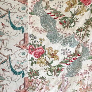 Puede incluir: Una tela vintage con un patr&oacute;n floral con flores rosas, amarillas y verdes sobre un fondo blanco. La tela est&aacute; compuesta por varias piezas diferentes cosidas juntas, creando un efecto de patchwork.