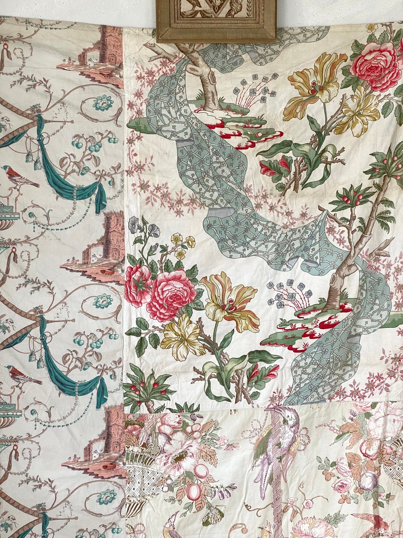 Puede incluir: Una tela vintage con un patr&oacute;n floral con flores rosas, amarillas y verdes sobre un fondo blanco. La tela est&aacute; compuesta por varias piezas diferentes cosidas juntas, creando un efecto de patchwork.