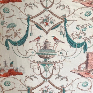 Puede incluir: Un dise&ntilde;o de papel tapiz vintage con un patr&oacute;n repetitivo de urnas estilizadas, p&aacute;jaros y motivos florales. El dise&ntilde;o est&aacute; en tonos de marr&oacute;n, verde y blanco sobre un fondo crema.