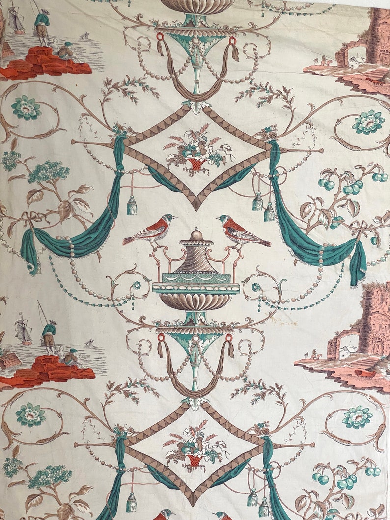 Puede incluir: Un dise&ntilde;o de papel tapiz vintage con un patr&oacute;n repetitivo de urnas estilizadas, p&aacute;jaros y motivos florales. El dise&ntilde;o est&aacute; en tonos de marr&oacute;n, verde y blanco sobre un fondo crema.