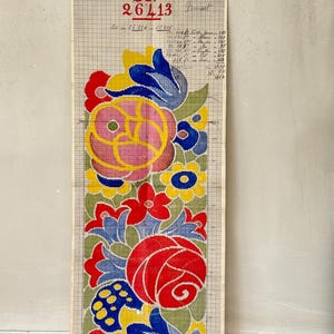Puede incluir: Un diseño floral vintage sobre papel cuadriculado. El diseño presenta una gran flor rosa y amarilla, rosas rojas, hojas azules y detalles amarillos y azules. El texto "SF 26413" está en rojo en la parte superior.