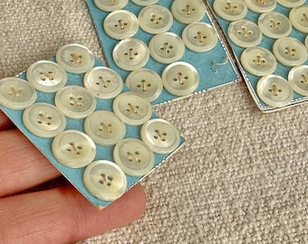 Lot De 110 Boutons Anciens En Nacre Véritable - Formes Arrondies, Tailles Diverses - Pour Chemises, Artisanat