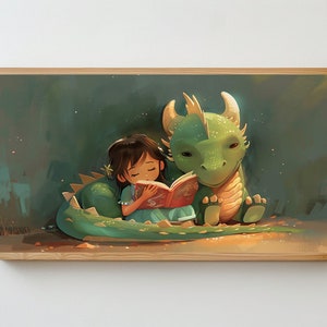 Könnte beinhalten: Ein grüner Drache mit freundlichem Ausdruck sitzt mit einem jungen Mädchen, das ein Buch liest. Der Drache hat einen hellgrünen Körper mit dunkelgrünen Schuppen und einen hellgrünen Unterbauch. Das Mädchen trägt ein blaues Kleid und hat lange braune Haare. Der Hintergrund ist dunkelgrün mit ein paar weißen Punkten.