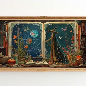 Op de afbeelding: Een ingelijste illustratie van een heks die voor een open boek staat met een hemelkaart. Het boek is omringd door boekenkasten vol boeken. De heks draagt een zwarte hoed en een lange groene mantel. De hemelkaart toont sterren, planeten en sterrenbeelden.