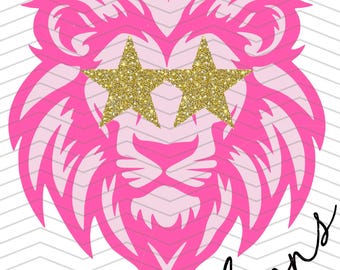 Descarga digital de la mascota Preppy LIONS en formato PNG, PDF y SVG con ojos de estrella con purpurina dorada y bujía rosa