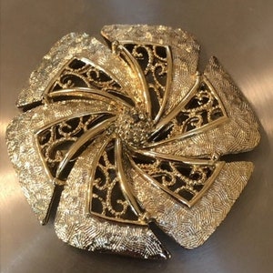 50s  gold tone brooch, floral
