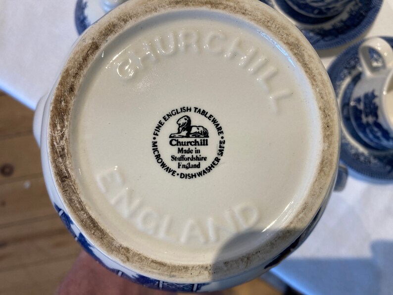 20 Piece England Churchill Blue Willow Dinner Plates Cups and Saucers