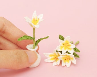 Pequeña flor de lirio tejida a crochet, accesorio para casa de muñecas - Hecha a pedido