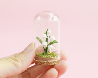 Muguet miniature au crochet dans un dôme en verre, mini perce-neige au crochet, fleur d&#39;amigurumi, décoration de maison de poupée - Réalisé sur commande