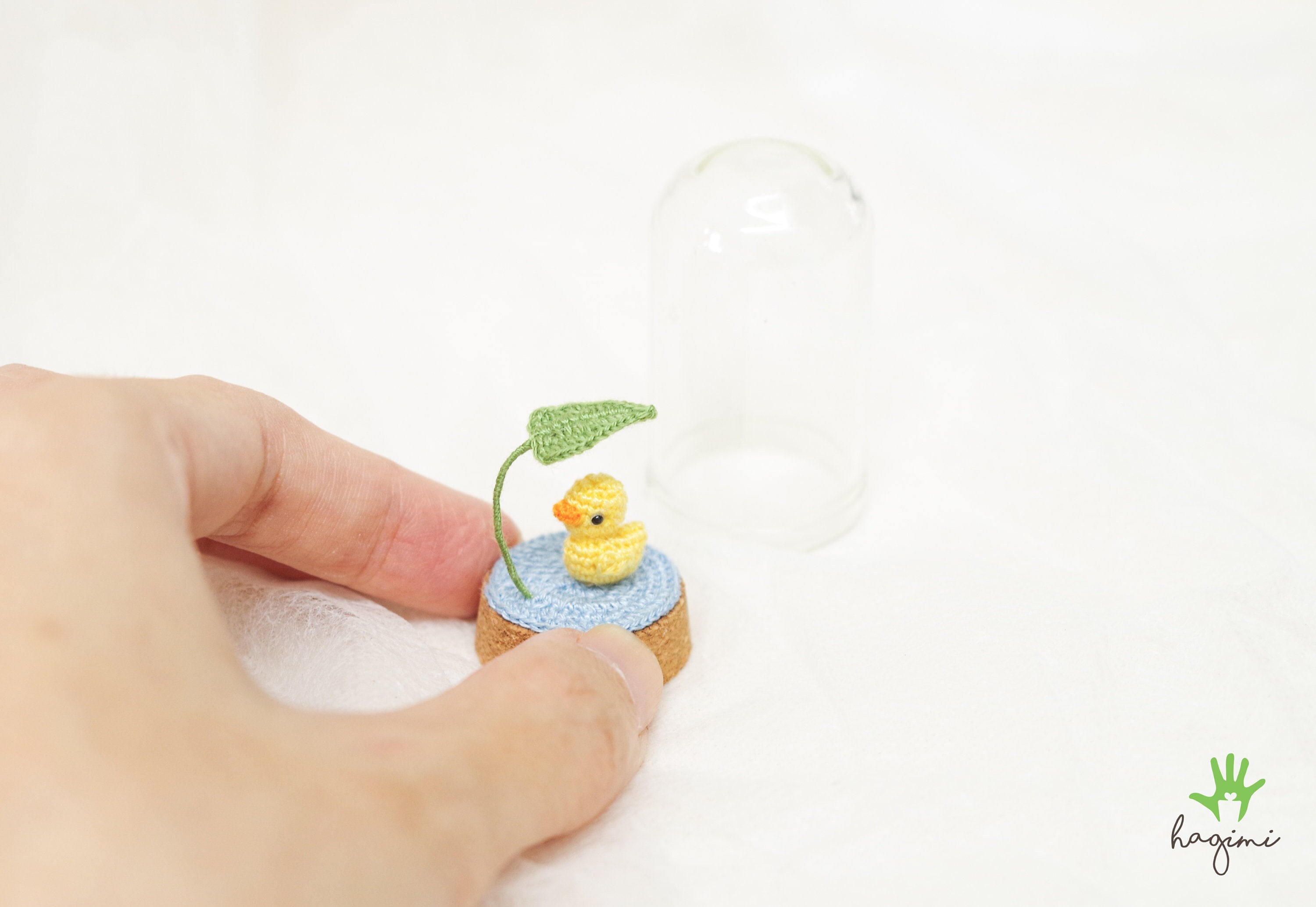 Petit caneton au crochet dans un dôme de verre : amigurumi miniature