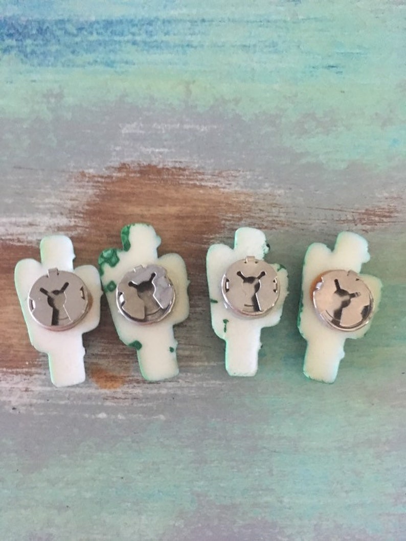 Cactus button clips