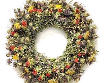 Könnte beinhalten: Ein Trockenblumenkranz mit einer Auswahl an gelben, orangefarbenen und violetten Blüten. Der Kranz ist aus natürlichen Materialien gefertigt und perfekt, um Ihrem Zuhause einen rustikalen Charme zu verleihen.