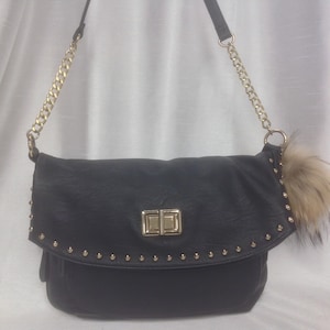 Black handbag in black synthetic leather, garnished with key ring