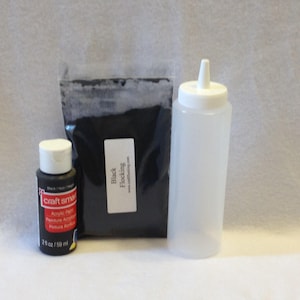 Pode incluir: Um conjunto de materiais para artesanato para projetos de flocagem. O conjunto inclui um frasco de tinta acrílica preta, um saco de flocagem preta e uma garrafa de plástico transparente espremível.