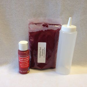 以下が含まれることがあります： カーディナルレッドのフロッキングプロジェクトを作成するためのクラフト用品セット。セットには、赤のアクリル絵の具のボトル、カーディナルレッドのフロッキングの袋、透明なプラスチック製の絞りボトルが含まれています。