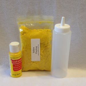 以下が含まれることがあります： 黄色のクラフト用品のセット。黄色のアクリル絵の具のボトル、黄色のフロッキングの袋、透明なプラスチック製の絞りボトルが入っています。