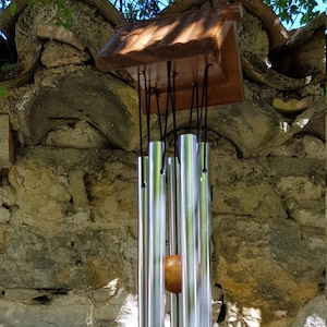 Carillon à vent Exhart en métal format moyen, 30 po, argent et bois naturel