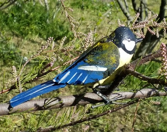 herrerillo común en metal reciclado, pájaros de jardín