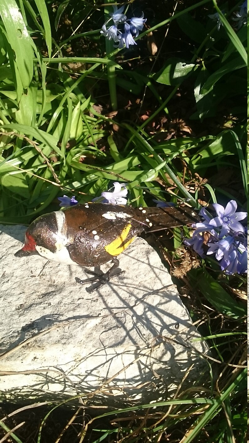 chardonneret en metal recyclé, oiseaux des jardins image 2