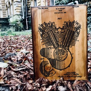 Puede incluir: Una placa de madera con un dibujo en blanco y negro de una patente de motor Harley Davidson. El n&uacute;mero de patente es 1,472,068 y la fecha es el 30 de octubre de 1923. El inventor es William S. Harley.