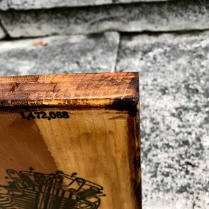 Puede incluir: Un letrero de madera con una ilustraci&oacute;n en blanco y negro de un motor de motocicleta. El letrero tiene una mancha marr&oacute;n y el n&uacute;mero 1.472.068 est&aacute; impreso en la parte superior.