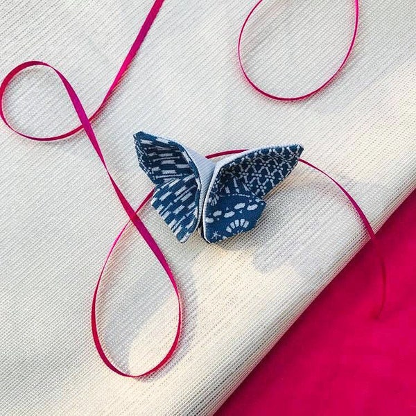 Broche bijou origami papillon en tissu japonais soie de kimono