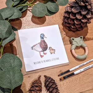 Biglietto di auguri con disegno ad acquerello di papere e anatroccoli per congratularsi con i neo-genitori/accogliere un nuovo bambino