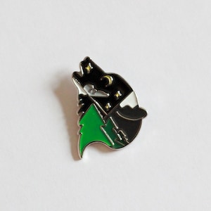 MOUNTAIN WOLF GREEN Enamel Pin