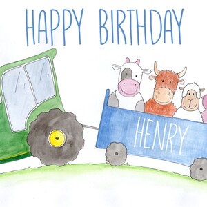 K&ouml;nnte beinhalten: Ein gr&uuml;ner Traktor zieht einen blauen Wagen mit einer Kuh, einem braunen Stier, einem wei&szlig;en Schaf und einem rosa Schwein darin. Der Wagen tr&auml;gt die Aufschrift "HENRY" an der Seite. Der Traktor hat ein gelbes Rad und der Wagen hat schwarze R&auml;der. Das Bild sagt oben "HAPPY BIRTHDAY".