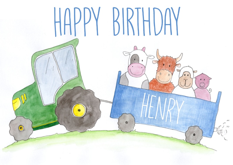 K&ouml;nnte beinhalten: Ein gr&uuml;ner Traktor zieht einen blauen Wagen mit einer Kuh, einem braunen Stier, einem wei&szlig;en Schaf und einem rosa Schwein darin. Der Wagen tr&auml;gt die Aufschrift "HENRY" an der Seite. Der Traktor hat ein gelbes Rad und der Wagen hat schwarze R&auml;der. Das Bild sagt oben "HAPPY BIRTHDAY".